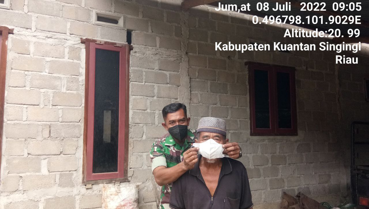 Babinsa Koramil 06/Cerenti Kodim 0302/Inhu Bagikan Masker Kepada Warga Desa Pesikaian Kecamatan Cerenti
