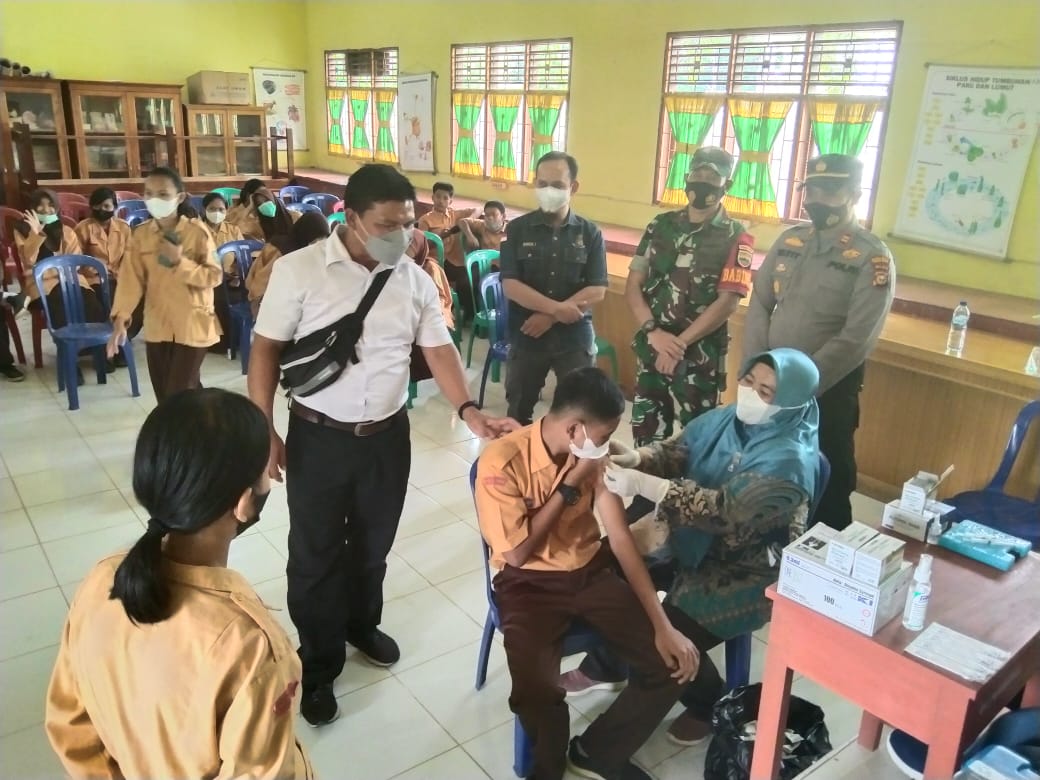 Polsek Ukui dan Puskesmas Gelar Vaksinasi di Sekolah