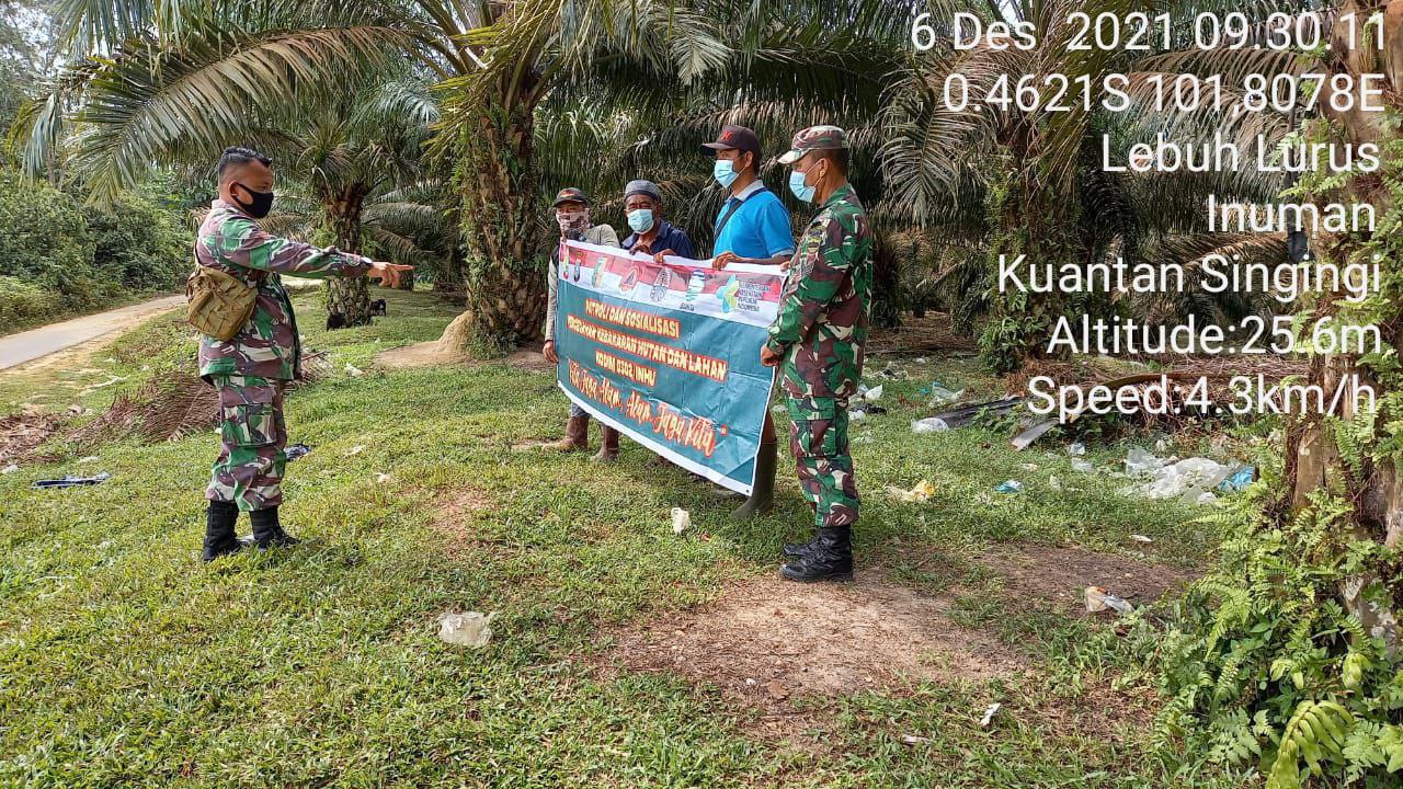 Cegah Kebakaran Hutan, Babinsa Koramil 06/Cerenti Kodim 0302/Inhu Wilayah Inuman Gelar Patroli Karlahut di Lebuh Lurus Kecamatan Inuman