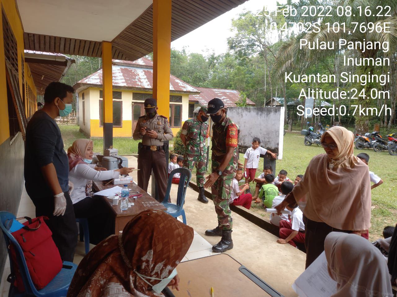 Babinsa Koramil 06/ Cerenti Kodim 0302/ Inhu Cegah Penyebaran Covid-19  Kecamatan Inuman Berikan Himbauan Prokes Ditempat Vaksin di SD Negeri 007 Pulau Panjang Hilir Kecamatan Inuman Kabupaten Kuansing