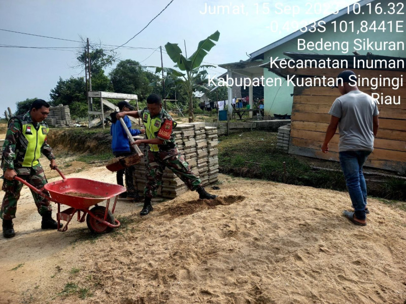 Babinsa Koramil 06/Cerenti Kodim 0302/Inhu Dengan Warga Desa Bantu Membuat Rumah Di Desa Bedeng Sikuran Kecamatan Inuman Kabupaten Kuansing