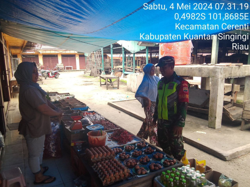 Praka Fardan Sinaga Anggota Babinsa Koramil 06/Cerenti Kodim 0302/Inhu Cek Harga Sembako Di Pasar Tradisional 