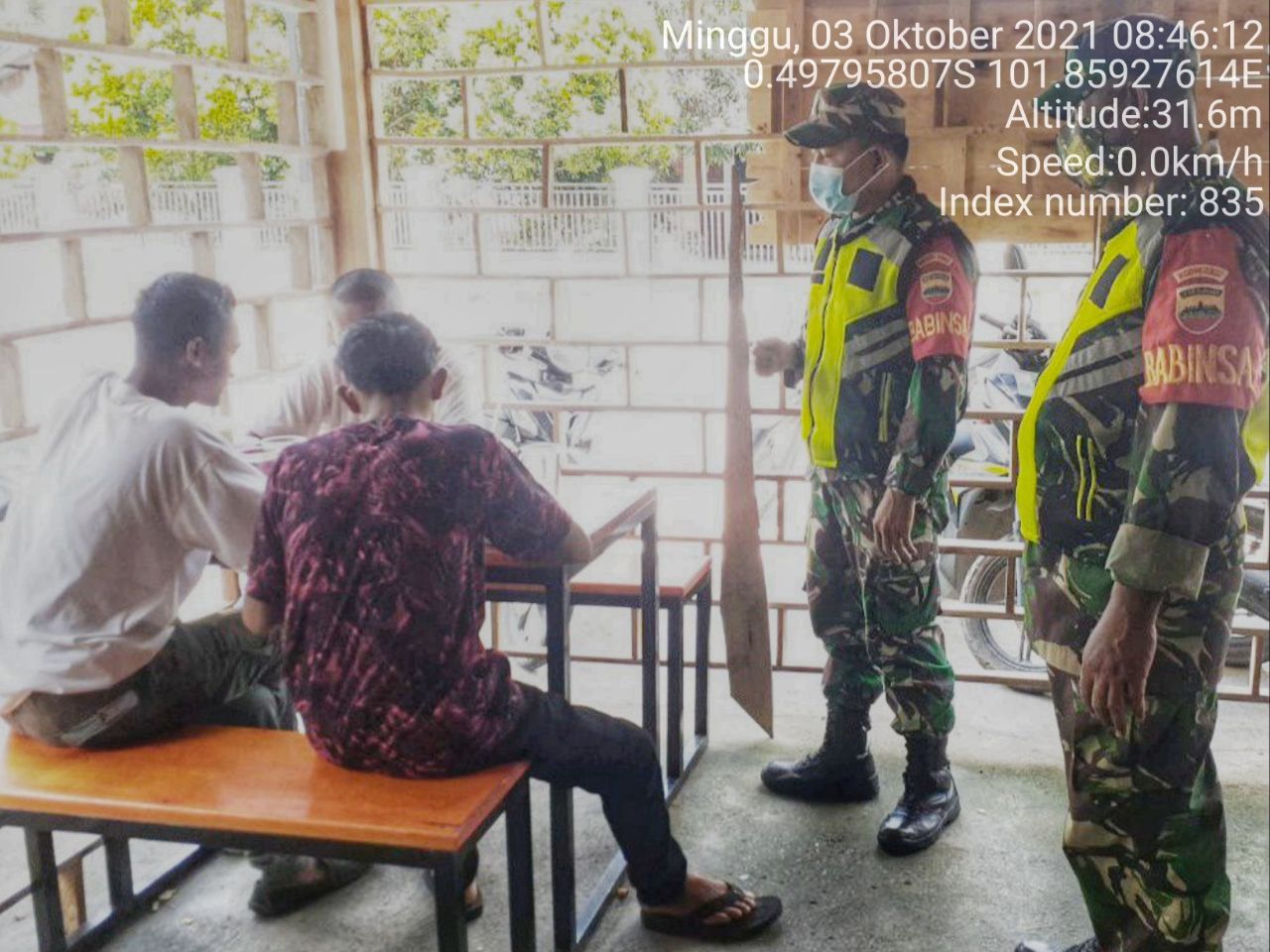 Babinsa Koramil 06/Cerenti Dim 0302/Inhu  Berikan Sosialisasi Serta Himbauan Kepada Warga Agar Patuhi Prokes Covid-19 Desa Kampung Baru