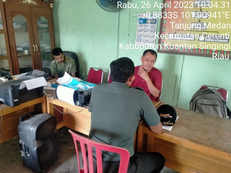 Pentingnya Menjaga Keamanan Lingkungan Babinsa Koramil 06/Cerenti Kodim 0302/Inhu Kopda Mohammad Soleh Komsos Dengan Perangkat Desa Binaan