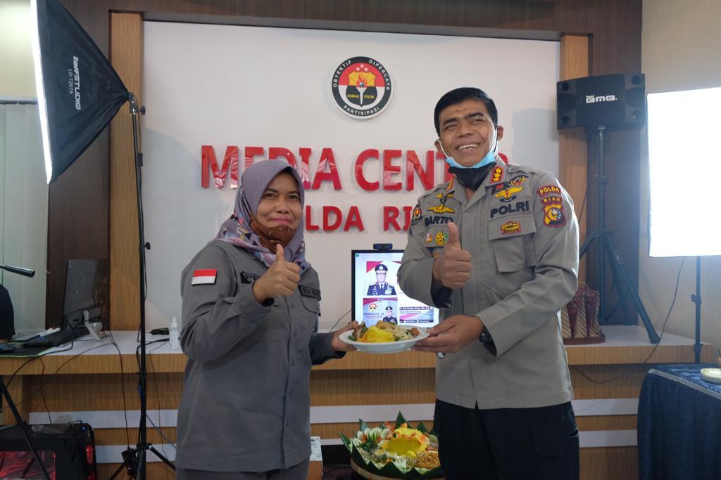 Sejumlah Jurnalis Yang Bertugas Peliputan Di Polda Riau Dapat Paket Bantuan Masker,Hand Sanitizer Dan Vitamin