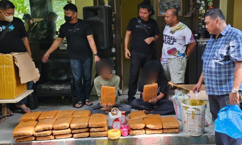 Ganja 63 Kg Disembunyikan di Gedung Kampus, BNNP Riau Tangkap 2 Mantan Mahasiswa