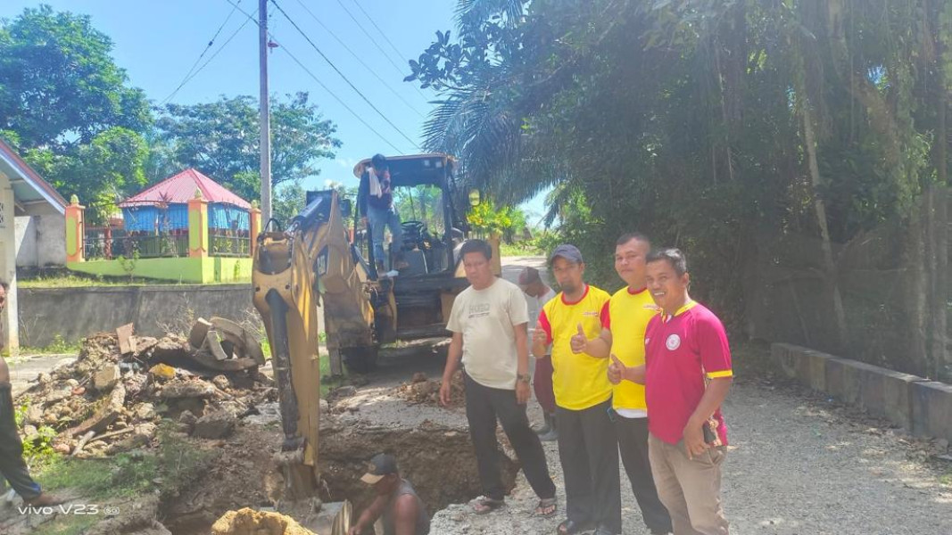 Kades Titian Modang Ngadu Soal Jalan Rusak Ke Bupati  Berselang Sehari, PUPR Langsung Eksekusi