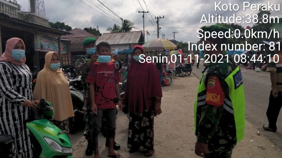 Babinsa Koramil 06/Cerenti Kodim 0302/Inhu  Bagikan Masker Gratis Upaya Memperkecil Penyebaran Virus Covid-19 di Desa Kampung Baru Timur