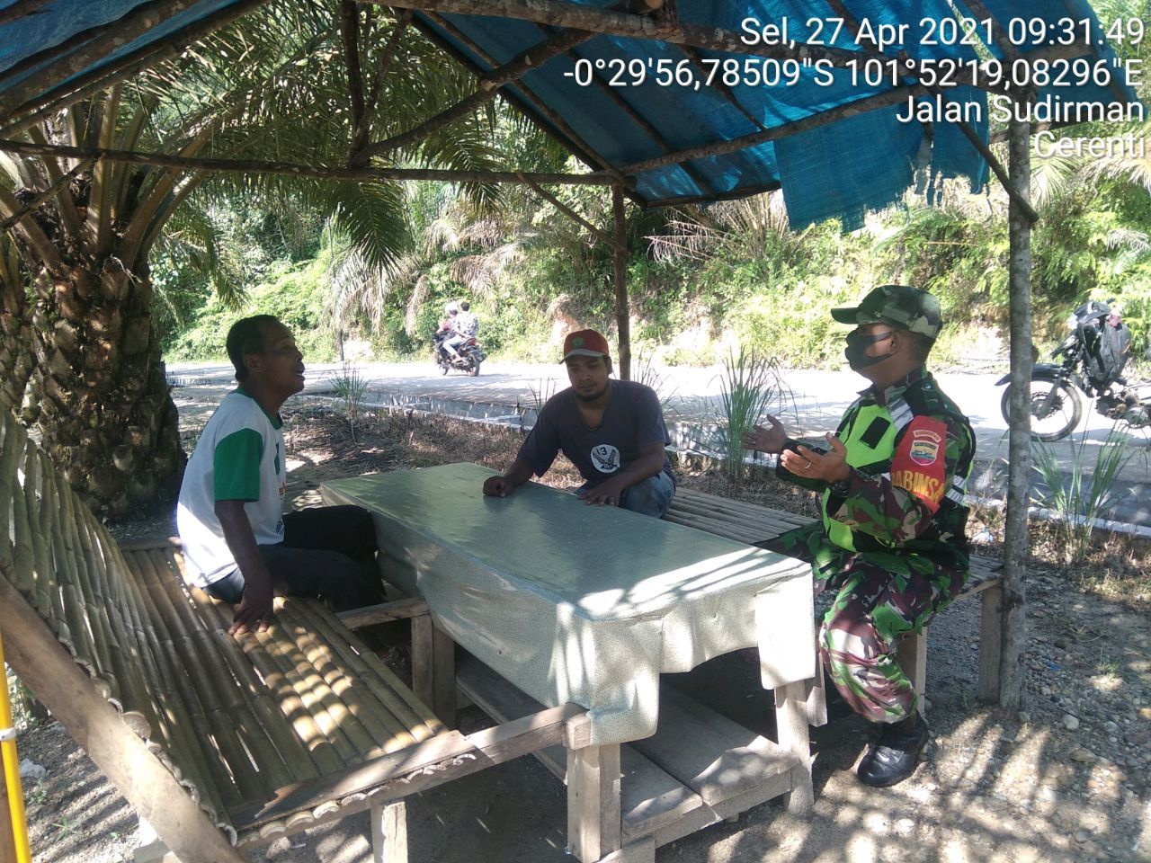 Babinsa Koramil 06/Cerenti Kodim 0302/Inhu Melaksanakan Komsos Dengan Warga Masyarakat Desa Sikakak