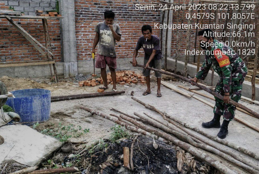 Babinsa Koramil 06/Cerenti Kodim 0302/Inhu di Desa Bedeng Sikuran Kecamatan Inuman Bergotong Royong Membantu Warga Desa Binaan