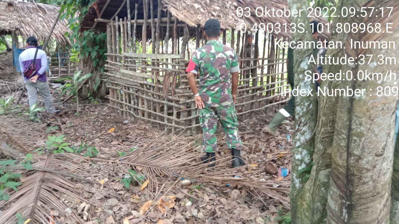 Antisipasi PMK,Kopda Junedi Babinsa Koramil 06/Cerenti Kodim 0302/Inhu Cek Sapi Warga Binaan di Desa Ketaping Jaya Kecamatan Inuman Kabupaten Kuantan Singingi