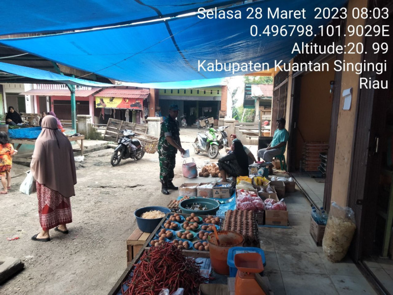 Babinsa Koramil 06/Cerenti Kodim 0302/Inhu, Serda Juanda Pantau Perkembangan Harga Kebutuhan Pokok Di Wilayah Kecamatan Cerenti Kabupaten Kuansing