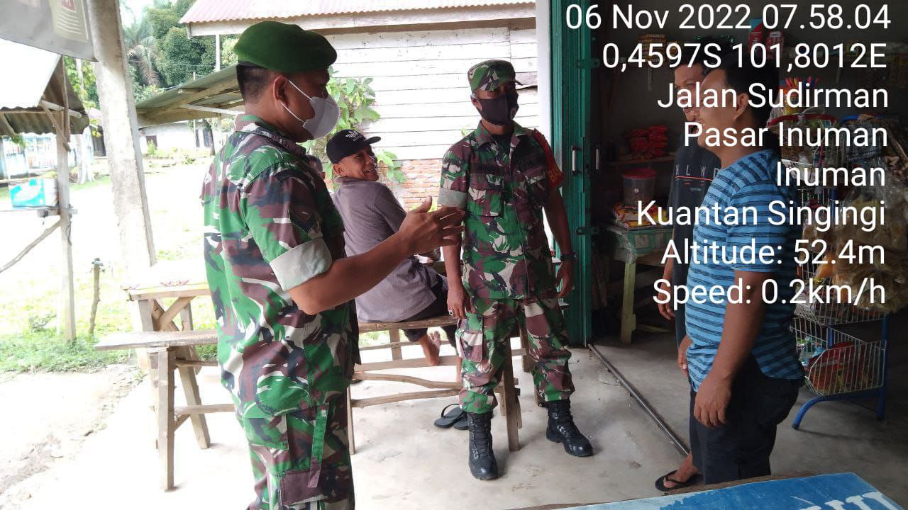 Babinsa Koramil 06/Cerenti Dim 0302/Inhu, Desa Pasar Inuman Berikan Edukasi Prokes Kepada Warga Di Desa Binaan