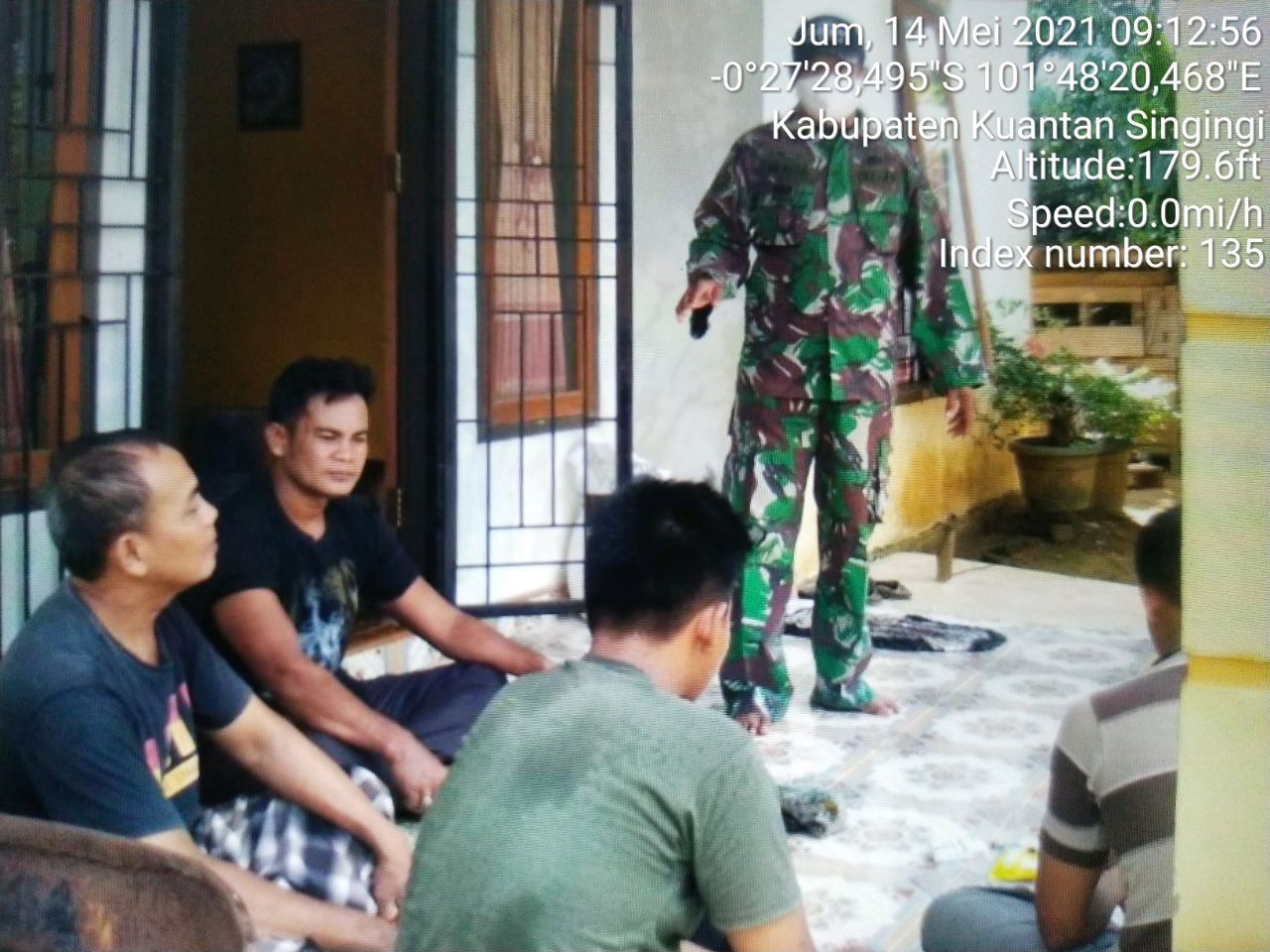 Babinsa Koramil 06/Cerenti Kodim 0302/Inhu Melaksanakan Komsos Dengan Warga Binaan di Desa Seberang Pulau Busuk