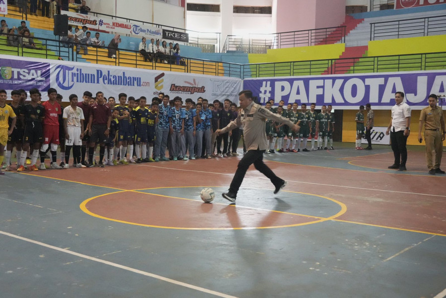 Buka Turnamen Futsal  Bupati Berharap Lahir Talenta Baru