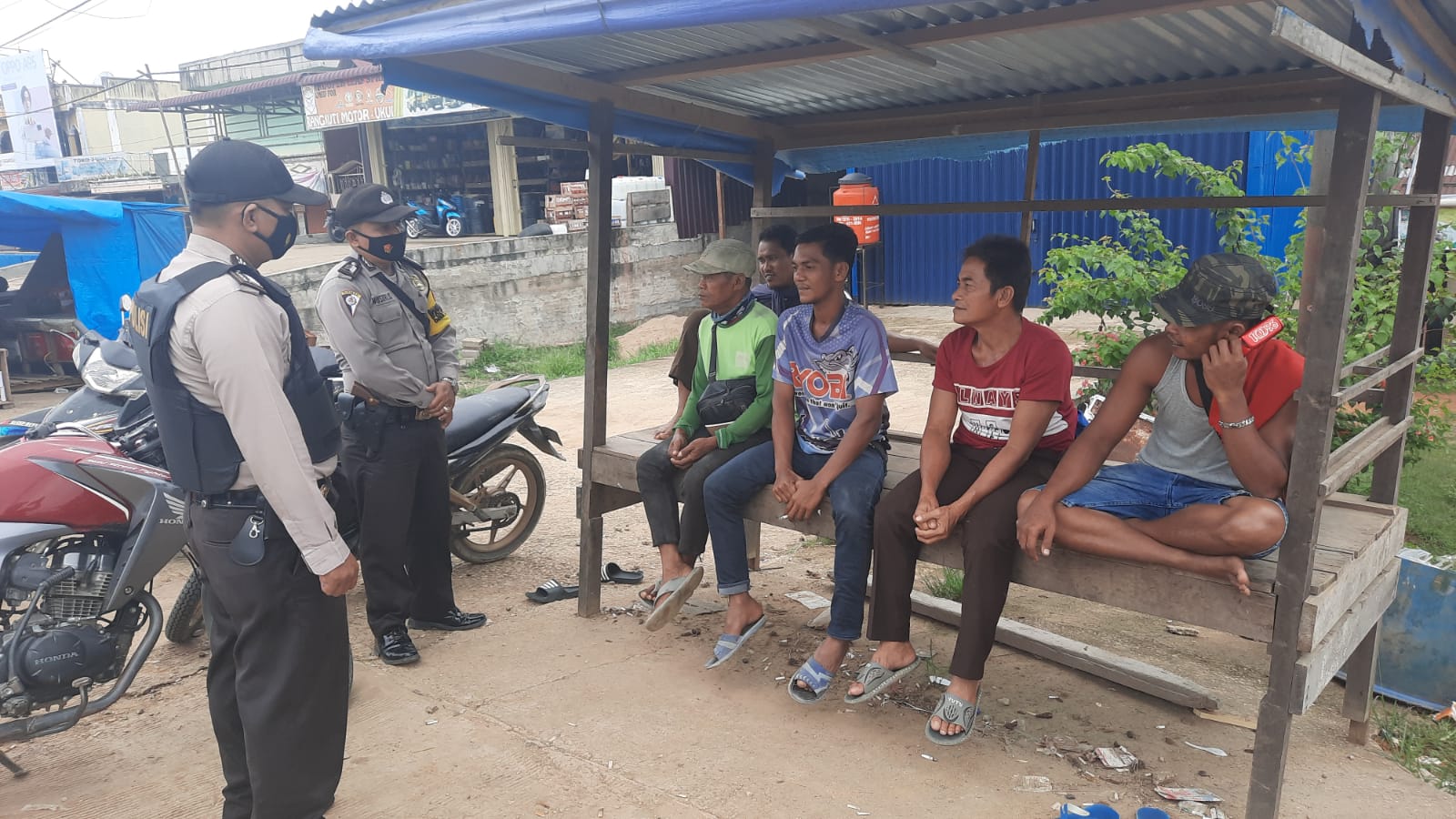 Polsek Ukui Gelar Patroli Kamtibmas dan Ajak Masyarakat Disiplin Prokes