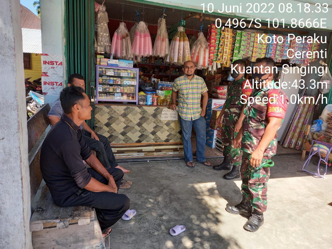 Babinsa Koramil 06/Cerenti Kodim 0302/Inhu, Kopda Irwan dan Serda SP.Nasution, Komsos Putuskan Mata Rantai Covid-19 Babinsa  Himbau Warga Binaan Selalu Patuhi Prokes