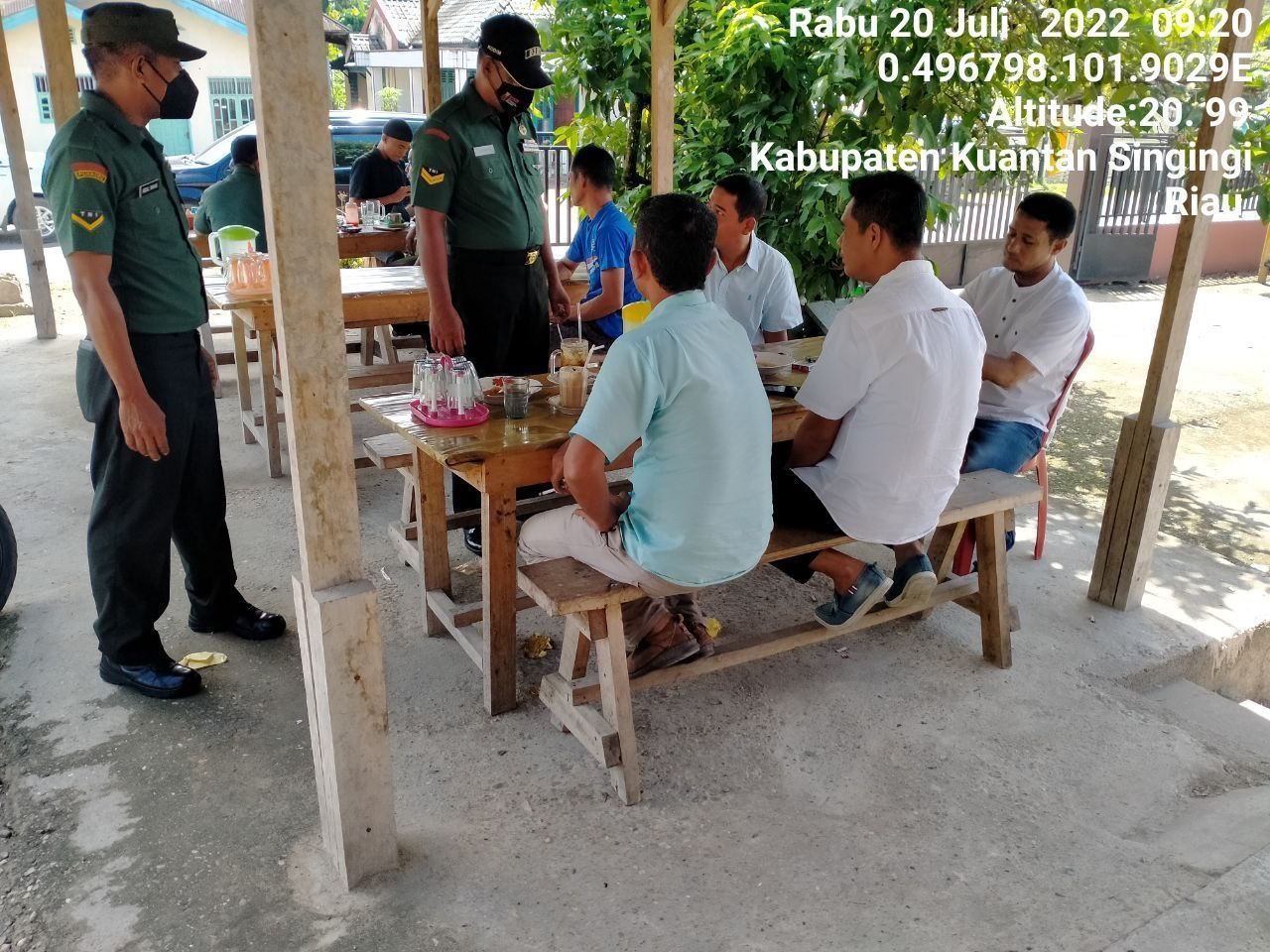 Babinsa Koramil 06/Cerenti Kodim 0302/Inhu Sosialisasi Disiplin Prokes Diwarung Kopi Dan Kedai Sarapan