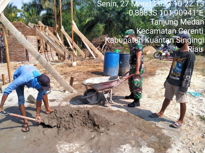 Babinsa Koramil 06/Cerenti Kodim 0302/Inhu Kopda Muhamad Soleh Bantu Warga Membuat Rumah Di Desa Tanjung Medan