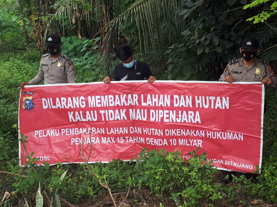 Antisipasi Karhutla, Polsek Bandar Sei Kijang Lakukan Patroli dan Pemasangan Spanduk