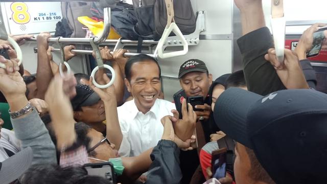 Jokowi Naik KRL Dianggap Cuma Untuk Pencitraan untuk Tutupi Kegagalan