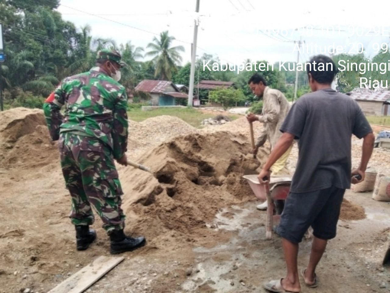 Babinsa Koramil 06/Cerenti Kodim 0302/Inhu Bantu Masyarakat Desa Binaan Merehap Rumah Pak Anas