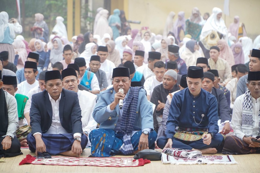 Sholat Idul Fitri di Hulu Kuantan;  Bupati Suhardiman Hibahkan Aset Tanah Pemkab kepada PemDes Lubuk Ambacang 