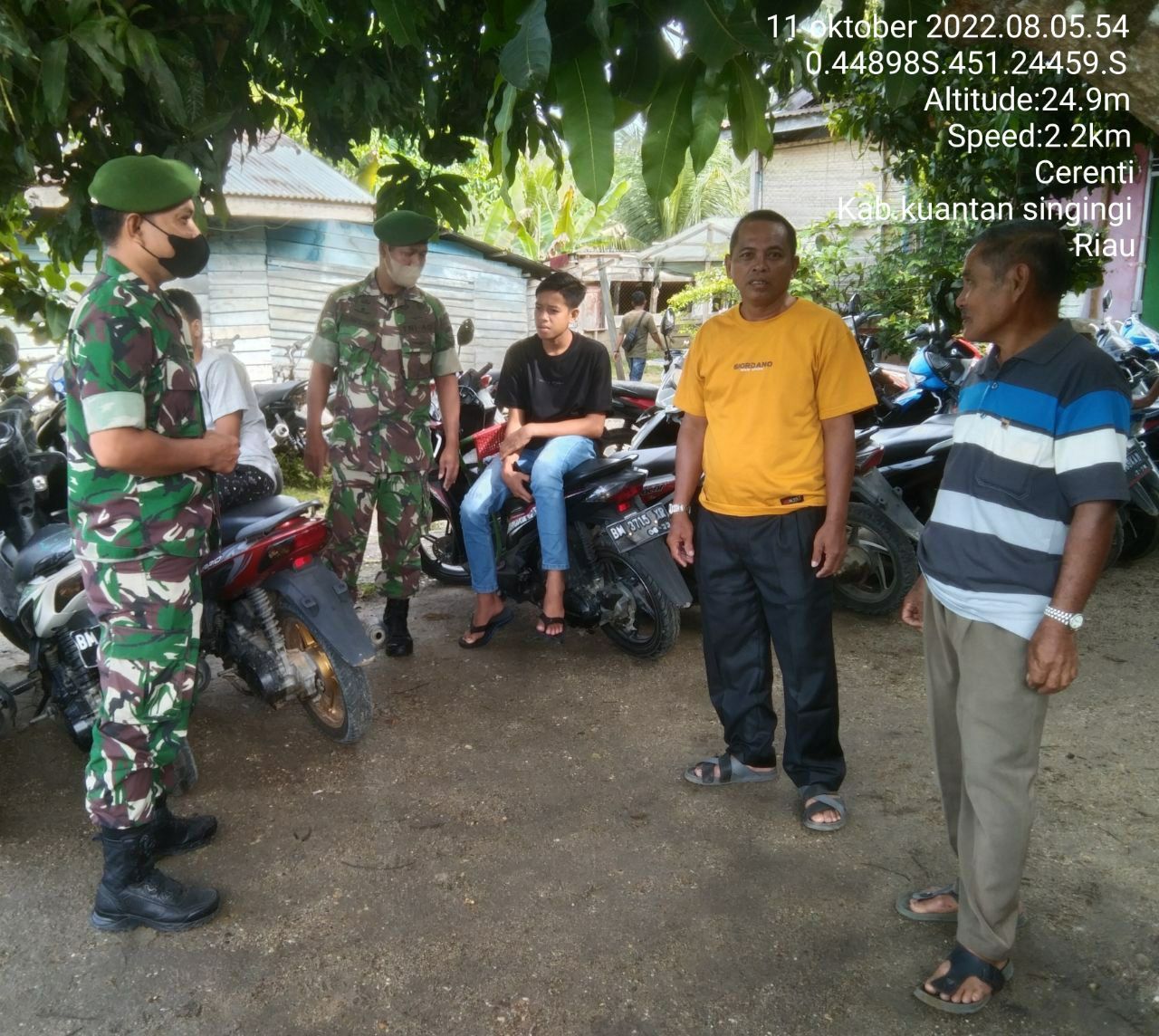 Babinsa Koramil 06/Cerenti Dim 0302/Inhu  Berikan Sosialisasi Dan Himbauan Kepada Warga Supaya Tetap Mematuhi Prokes Covid-19 di Parkiran Sepeda Motor 