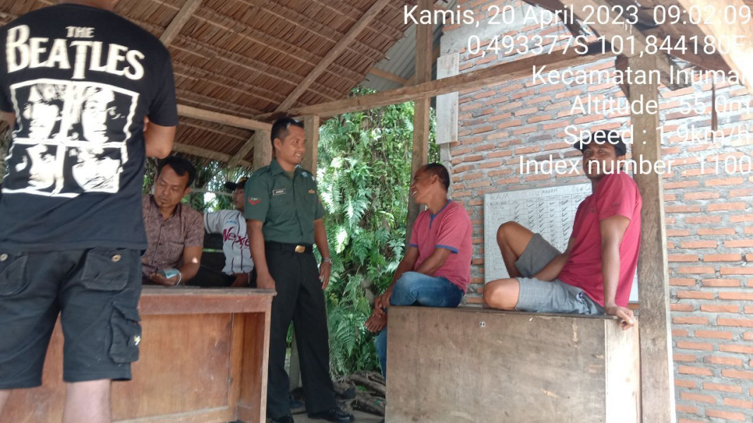 Babinsa Koramil 06/Cerenti Kodim 0302/Inhu Komsos Di Bulan Suci Ramadhan Dengan Warga Ketaping Jaya