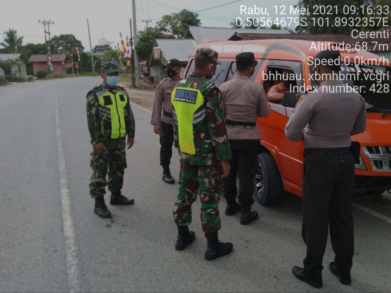 Serda Samrin Babinsa Koramil 06/Cerenti Kodim 0302/Inhu Melaksanakan Pos Penyekatan 