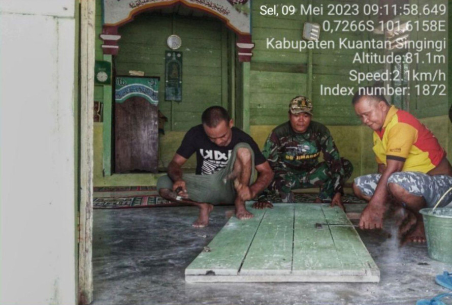 Babinsa Koramil 06/Cerenti Kodim 0302/Inhu Membantu Masyarakat Memperbaiki  Mushallah