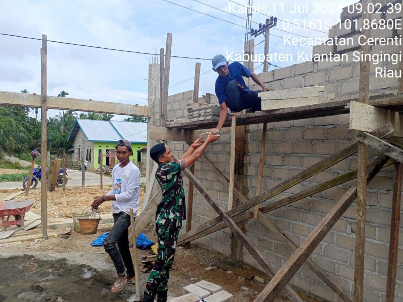 Bahu-membahu Dengan Warganya Babinsa Koramil 06/Cerenti Kodim 0302/Inhu Bantu Bangun Rumah Di Kecamatan Cerenti