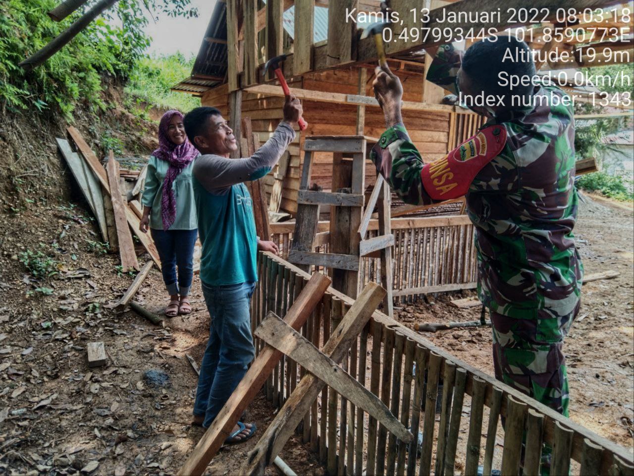Babinsa Koramil 06/Cerenti Dim 0302/Inhu Gontong Royong Bantu Warga Buat Warung di Bedeng Sikuran Kecamatan Inuman
