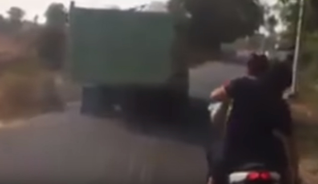 Video Menegangkan Detik-detik Begal Ditembak Mati, Polisi Todongkan Senpi, Pelaku Acungkan Pisau