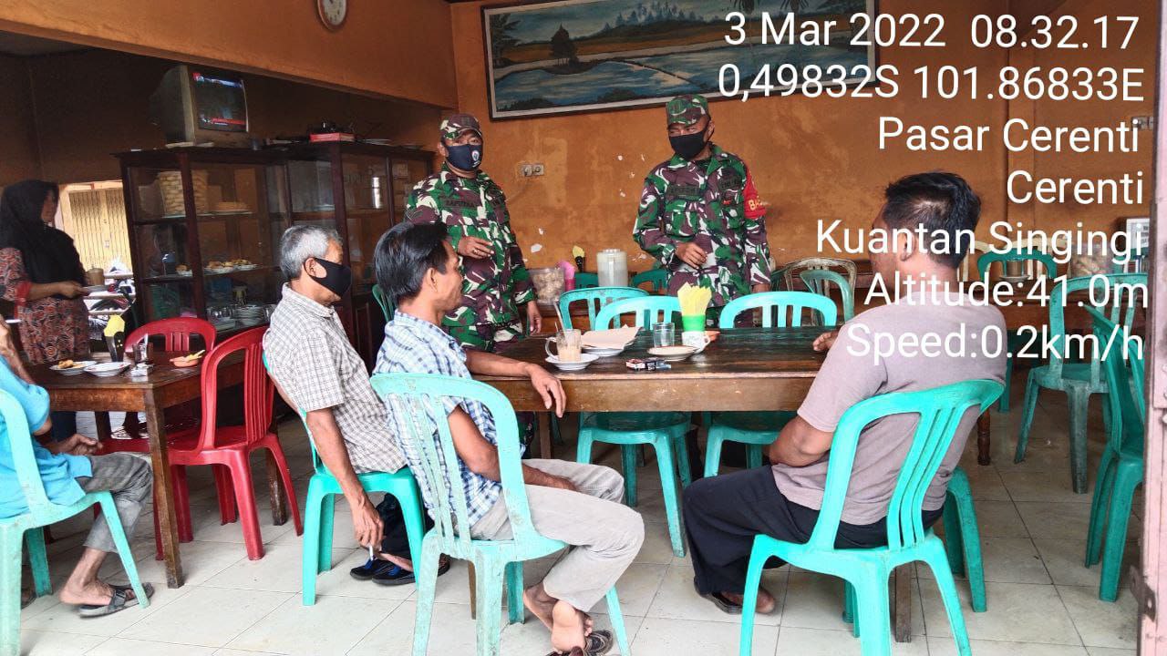 Babinsa Koramil 06/Cerenti Kodim 0302/Inhu,Sertu Heriyus dan Serda Nasution Tegakkan Prokes Covid-19,Berikan Pemahaman Tentang 5 M Kepada Warga Diwarung Kopi