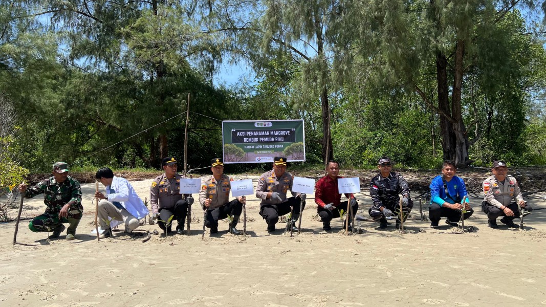 Ekspedisi Rembuk Pemuda Riau Tanam 1.000 Mangrove, Dukung Program Green Policing Polda Riau