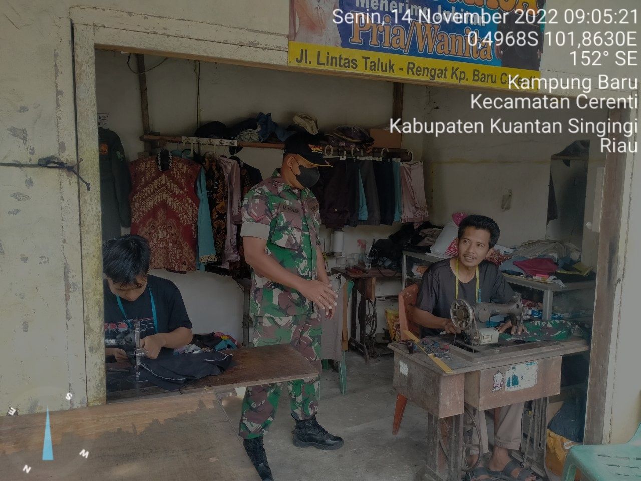 Di Tempat Tukang Jahit Babinsa Koramil 06/Cerenti Kodim 0302/Inhu Berikan Sosialisasi Serta Himbauan Kepada Warga Agar Patuhi Prokes Covid-19