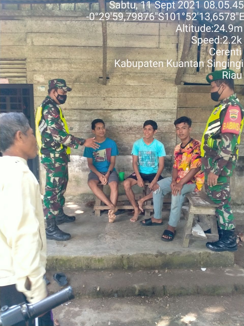 Babinsa Koramil 06/Cerenti Dim 0302/Inhu Berikan Sosialisasi Serta Himbauan Kepada Warga Agar Patuhi Prokes Covid-19 di Desa Kampung Baru Timur