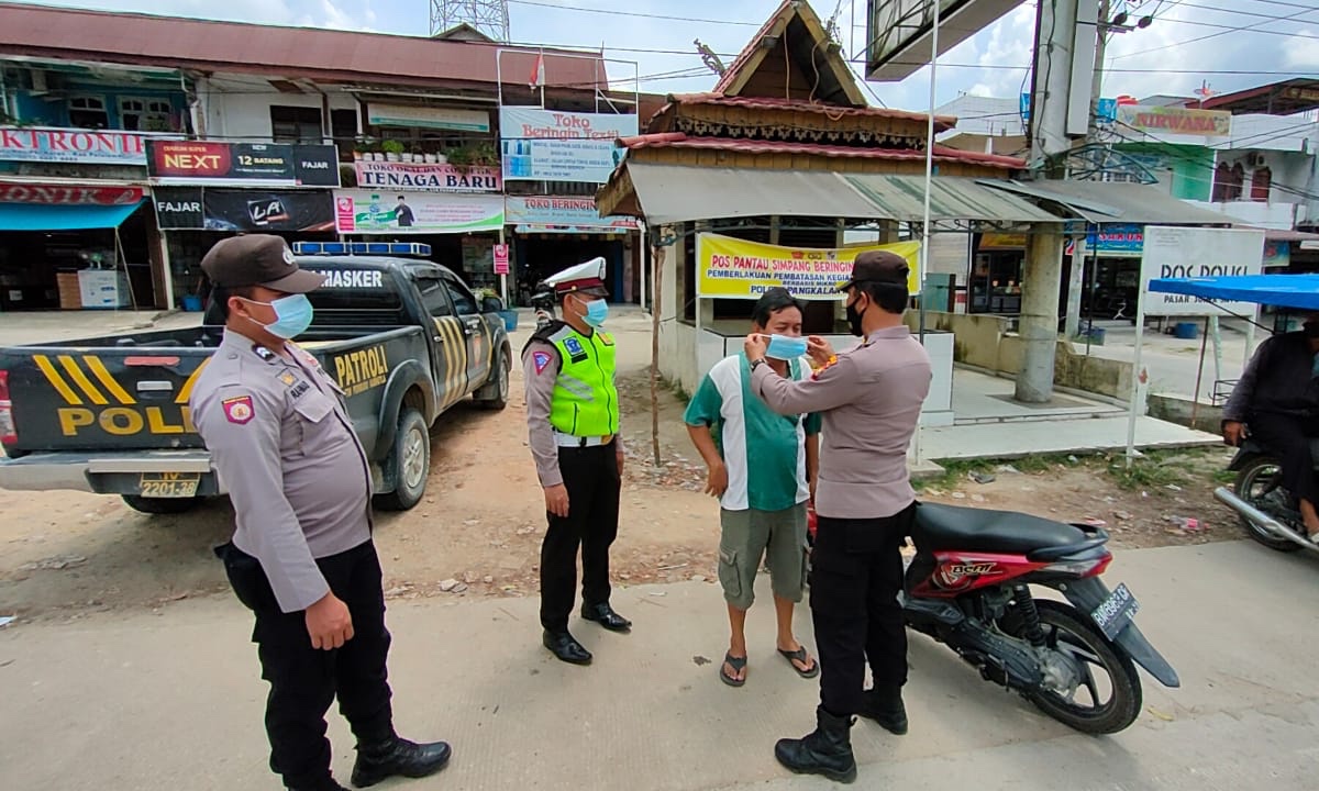 Personel Polsek Pangkalan Kuras Kembali Kontrol Pos PPKM dan Bagikan Masker Kepada Warga