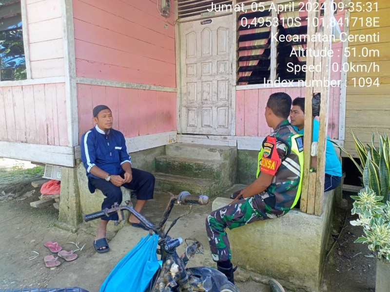 Babinsa Koramil 06/Cerenti Kodim 0302/Inhu Bulan Puasa Tetap Semangat Komsos Dengan Warga Binaan di Pulau Jambu