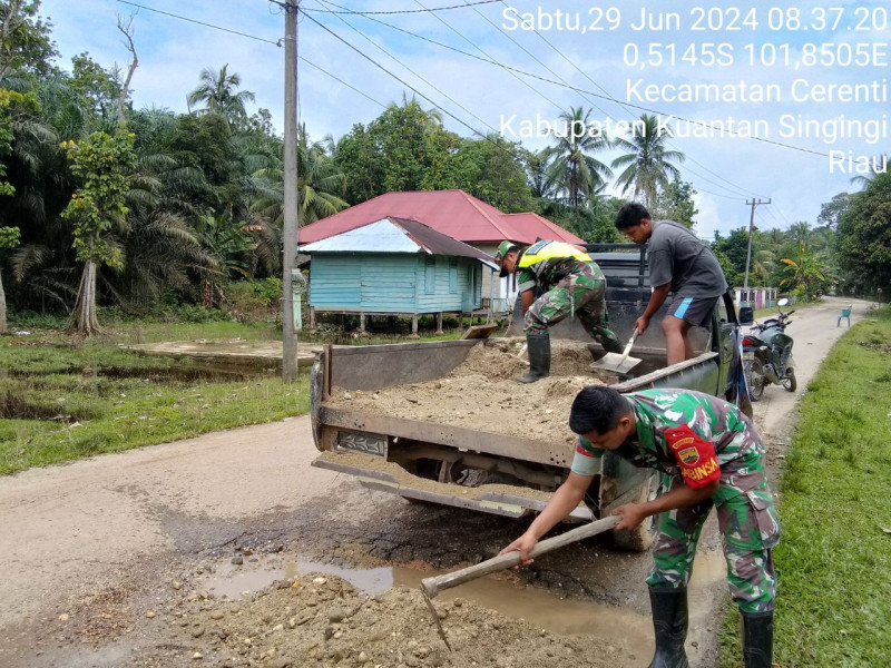 Ringankan Pekerjaan Desa Binaan Babinsa Koramil 06/ Cerenti Kodim 0302/Inhu   Bantu Warga Memperbaiki Jalan Yang Rusak Di Desa Pulau Jambu