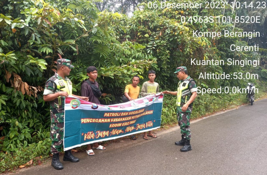 Untuk Minimalisir Bahaya Karhutlah Para Serka Heriyus Saputera Babinsa Koramil 06/Cerenti Kodim 0302/Inhu Secara Rutin Patroli Kewilayah Binaan