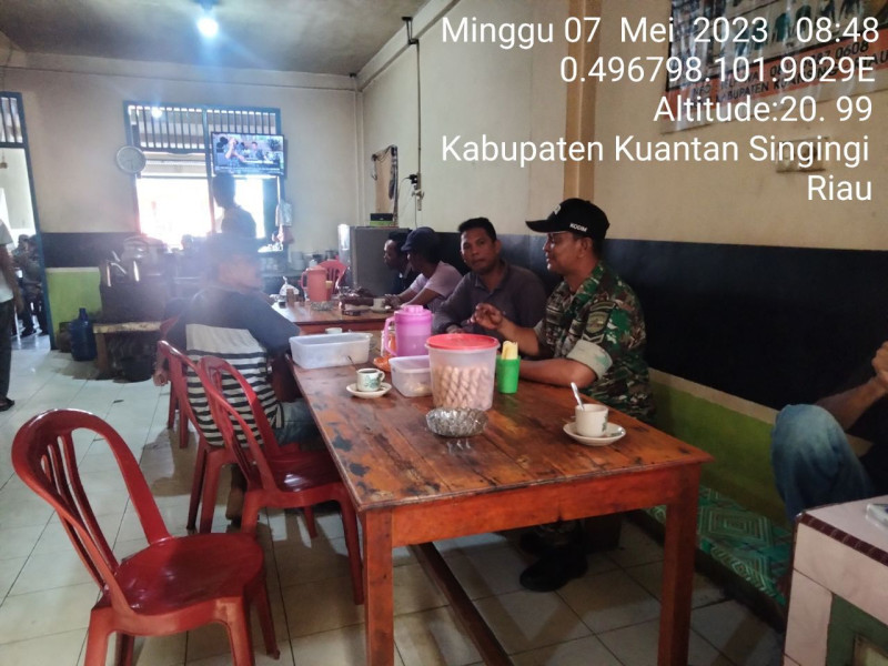 Serda Juanda Babinsa Koramil 06/Cerenti Kodim 0302/Inhu Komsos Dengan Warga Binaan Memberikan Pengertian Tentang Pentingnya Menjaga Keamanan Lingkungan