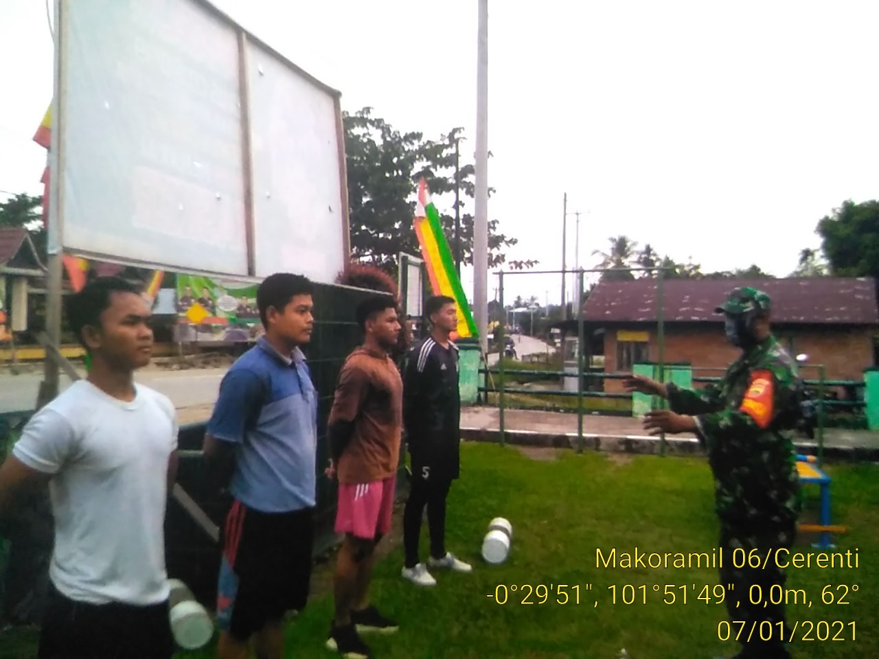 Babinsa Koramil 06/Cerenti Dim 0302/Inhu Berikan Latihan Dan Motivasi Pemuda Yang Ingin Jadi TNI