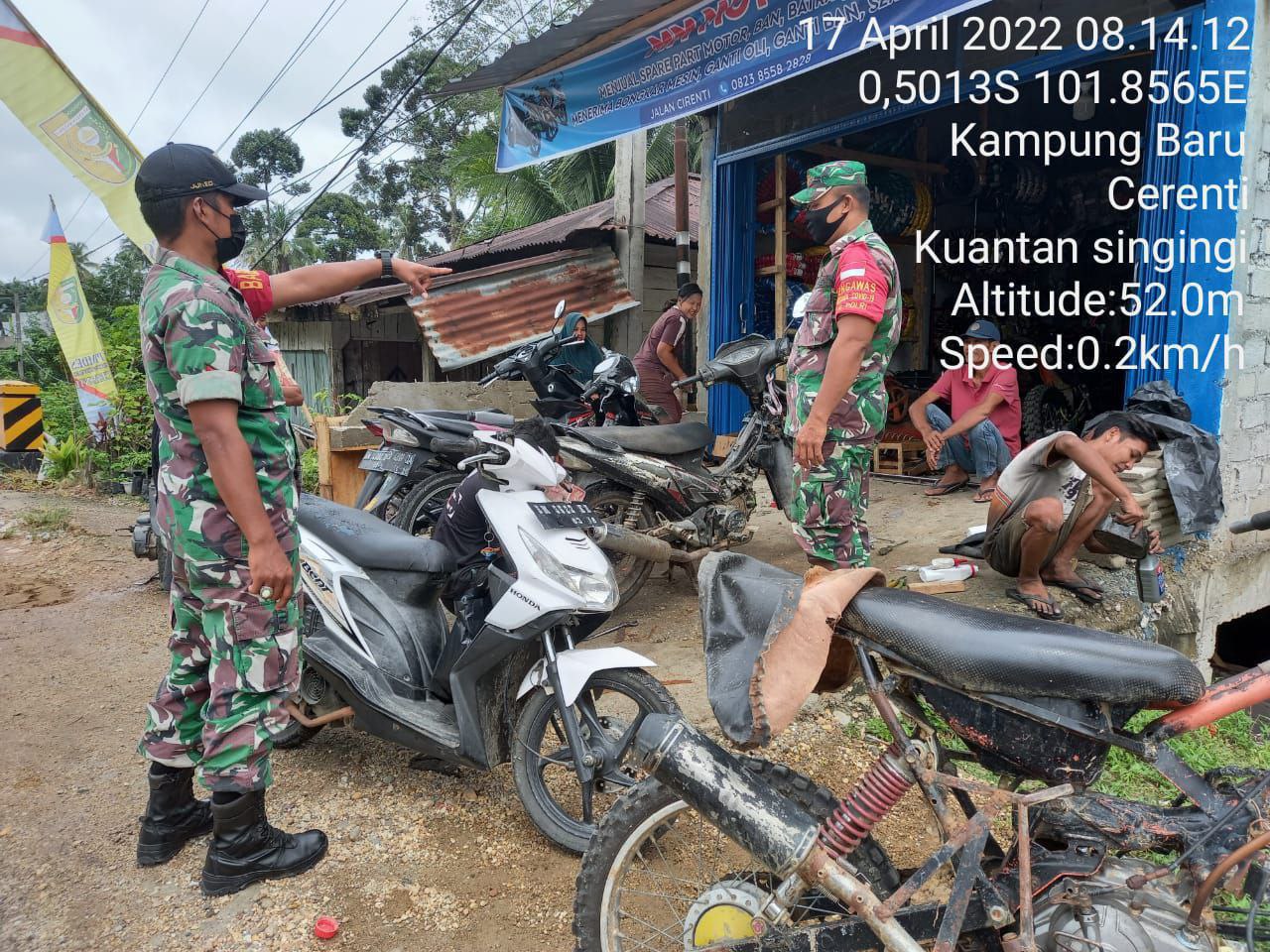 Sertu Heriyus Babinsa Koramil 06/Cerenti Kodim 0302/Inhu, Bersama Babinsa Lainnya Sambangi Warga, Berikan Anjuraran Prokes Kepada Warga Binaan di Wilayah Teritorialnya