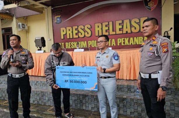 Ahli Waris Korban Yang Ditabrak Mahasiswi di Pekanbaru Terima Santunan Rp50 Juta