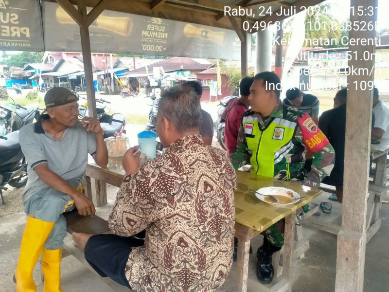 Babinsa Koramil 06/Cerenti Kodim 0302/Inhu Melaksanakan Komsos Dengan Warga Binaannya di Kecamatan Cerenti Kabupaten Kuansing 