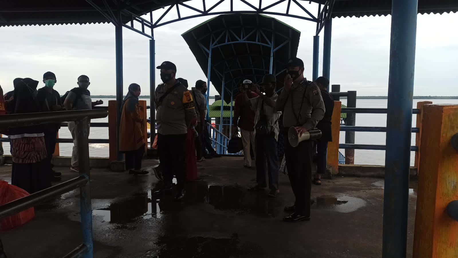 Tekan Angka Kasus Positif Covid-19, Polsek Kuala Kampar Rutin Gelar Yustisi di Pelabuhan