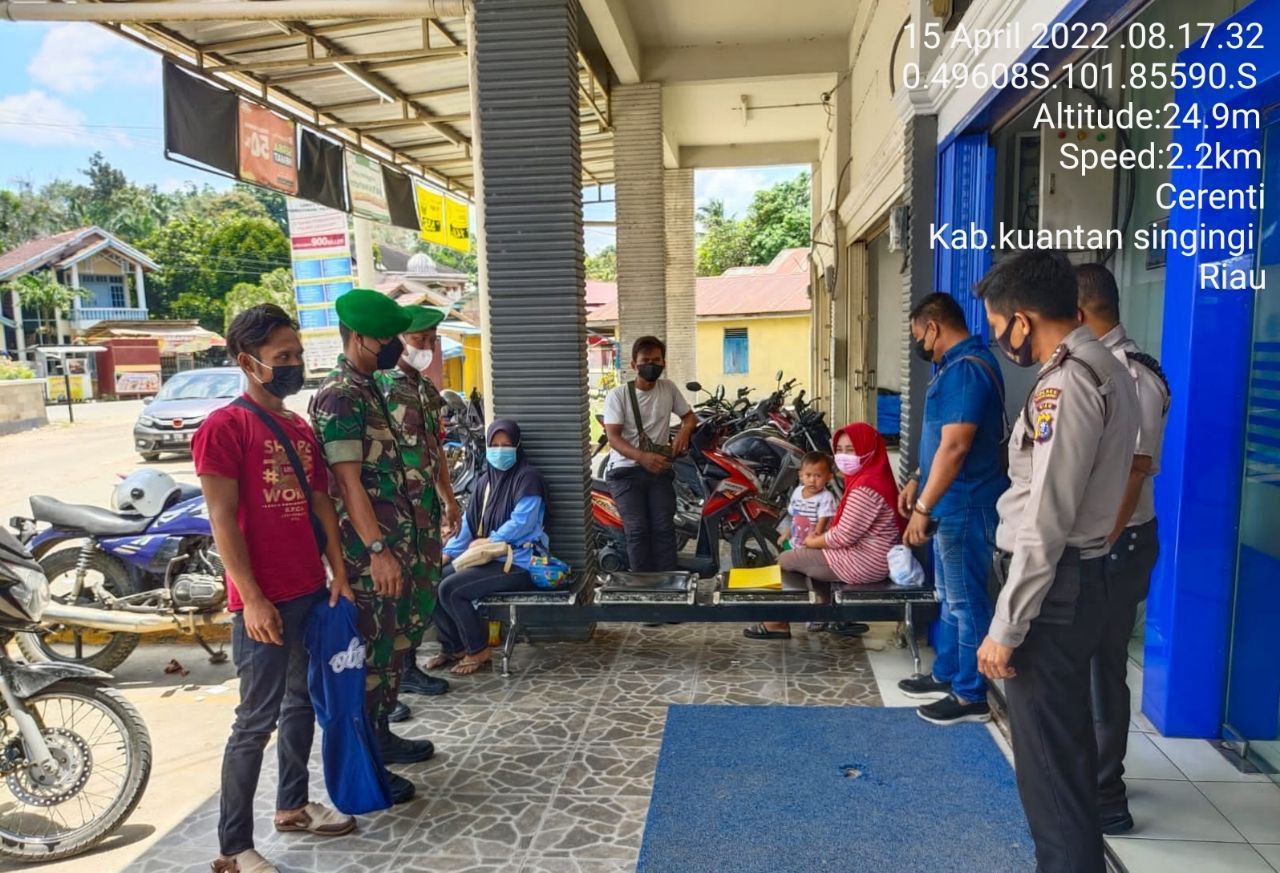 Babinsa Koramil 06/ Cerenti Kodim 0302/ Inhu Selalu Menghimbau Masyarakat Akan Pentingnya Penegakan Protokol Kesehatan di BRI Unit Cerenti