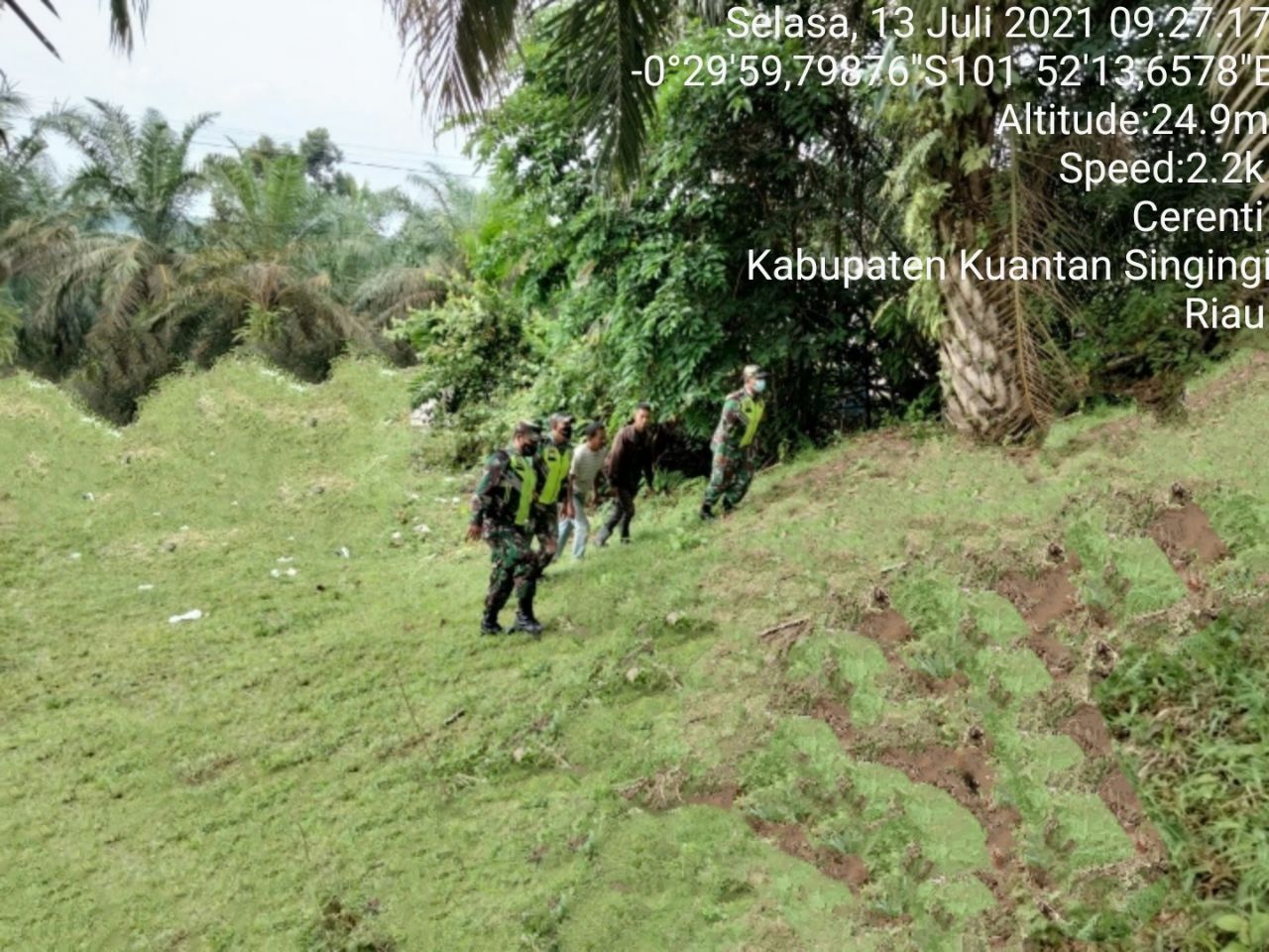 Tingkatkan Pengawasan Karlahut, Babinsa Koramil 06/Cerenti Dim 0302/Inhu Kopda Mohamad SolehLaksanakan Patroli dan Sosialisasi Kepada Masyarakat